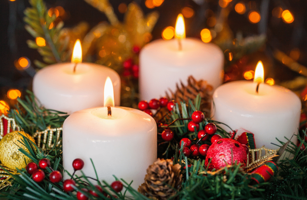 Adventi koszorú négy égő gyertyával