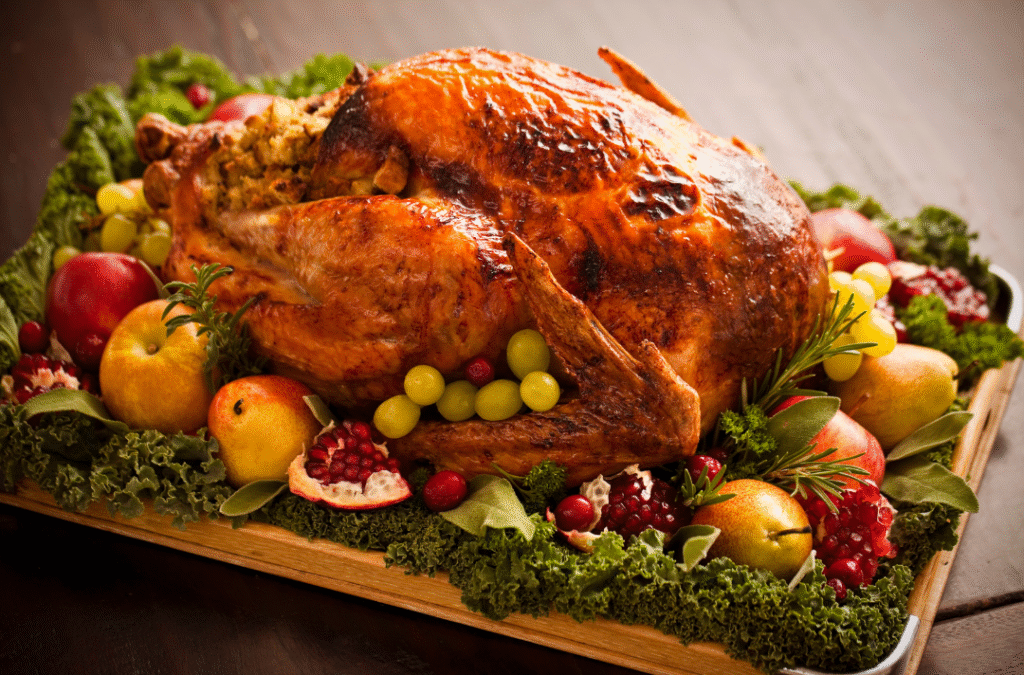 Töltött, egészben sült pulyka, gyümölcsökkel tálalva.