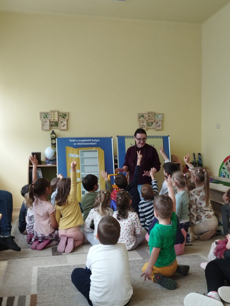 Óvodás korú gyerekeknek foglalkozást tartanak az élelmiszerbiztonságról.