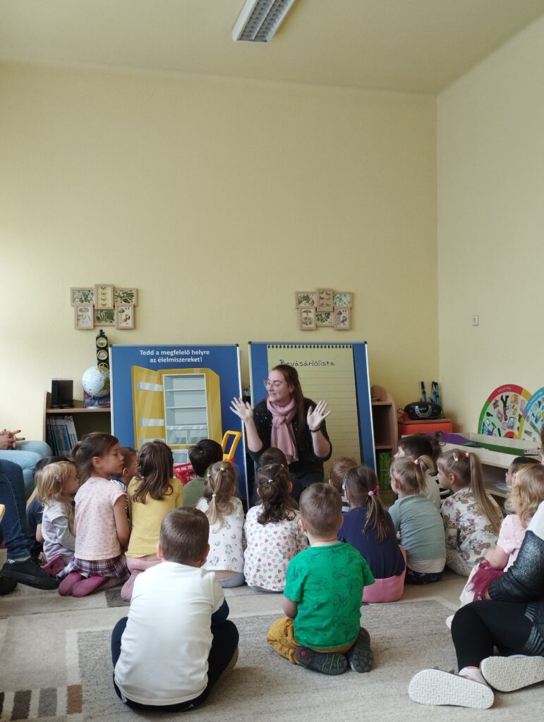 Óvodás korú gyerekeknek foglalkozást tartanak az élelmiszerbiztonságról.