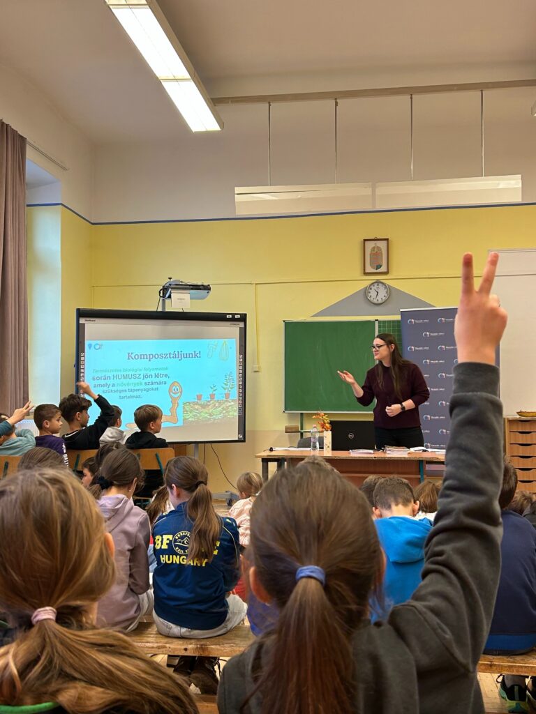 Általános iskolás gyerekeknek foglalkozást tartanak az élelmiszerpazarlás megelőzésről és az élelmiszerbiztonságról.