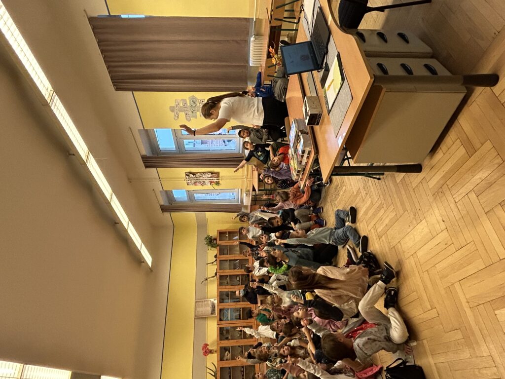 Általános iskolás gyerekeknek foglalkozást tartanak az élelmiszerpazarlás megelőzésről és az élelmiszerbiztonságról.