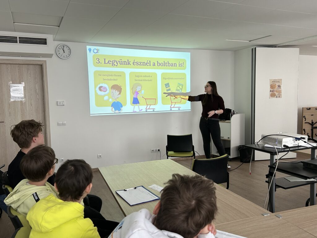 Általános iskolás gyerekeknek foglalkozást tartanak az élelmiszerpazarlás megelőzésről és az élelmiszerbiztonságról.