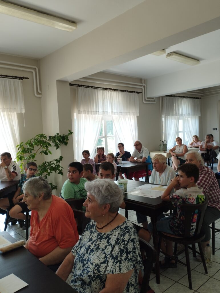 Idősek otthonában foglalkozást tartanak az élelmiszerpazarlás megelőzésről és az élelmiszerbiztonságról.