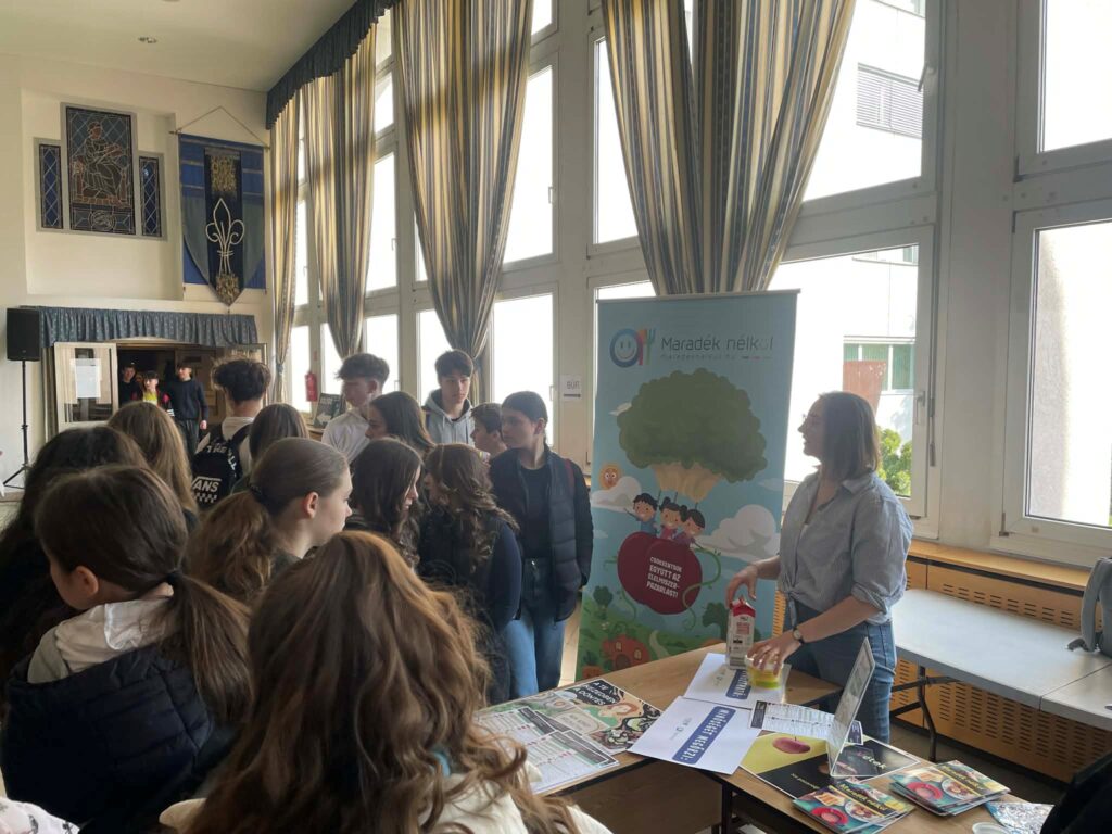 A Nébih Oktatás kollégája demonstrációs élelmiszer csomagolásokkal mutatja be a fogyaszthatósági és minőségmegőrzési idők közti különbséget a diákoknak.